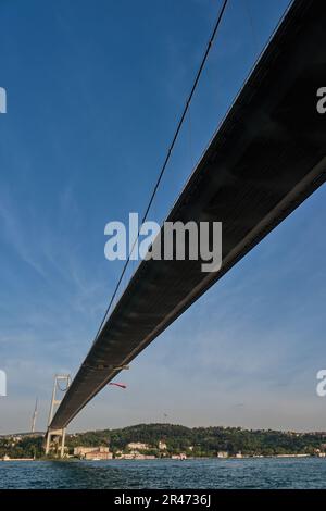 Low-Angle-Aufnahme Der Bosporus-Brücke (15. Juli Märtyrerbrücke), Istanbul, Türkei Stockfoto