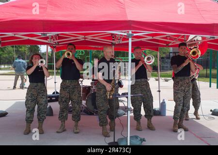Die „Dirty Boots Brass Band“ spielt Musik während eines Karnevals, der den Monat „The Military Child“ in der Bolden Elementary Middle School, Beaufort, South Carolina, am 1. April 2023 feiert. Month of the Military Child erkennt Militärfamilien und ihre Kinder für die Opfer und einzigartigen Herausforderungen an, die sie jeden Tag bewältigen. Stockfoto