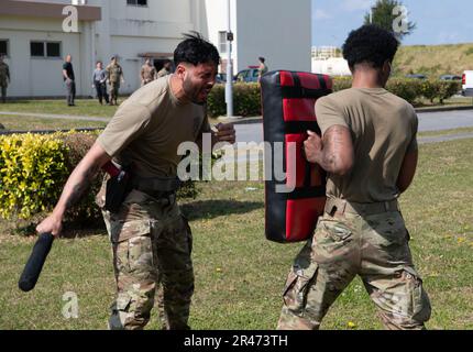 Airman 1. Class Andres Solis, 18. Security Forces Squadron Defender, führt mit Airman 1. Class Joevon Carey, 18. SFS Defender Kampfübungen durch, nachdem er am 6. März 2023 auf dem Luftwaffenstützpunkt Kadena, Japan, mit Oleoresin-Capiscum-Spray besprüht wurde. Die Mitglieder der Sicherheitskräfte erhalten eine OC-Schulung, um ein Verständnis für die Wirkung von OC-Spray zu entwickeln und die Fähigkeit zu demonstrieren, Aufgaben unter diesen Auswirkungen auszuführen. Stockfoto