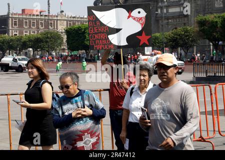 Mexiko-Stadt, Mexiko. 26. Mai 2023. 26. Mai 2023, Mexiko-Stadt, Mexiko: Mitglieder der Zapatista-Bewegung in Mexiko-Stadt fordern, dass die Regierung Mexikos die Schikanierung indigener Gemeinschaften in Chiapas unterbindet, und zwar vor dem Nationalpalast im Zocalo in Mexiko-Stadt. Am 26. Mai 2023 in Mexico City, Mexiko (Foto: Luis Barron/Eyepix Group/Sipa USA). Kredit: SIPA USA/Alamy Live News Stockfoto