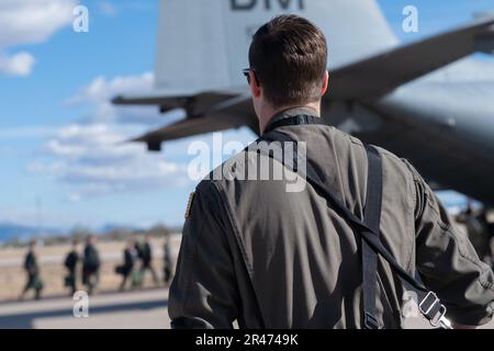 Die Flugbesatzung der 43. Elektronischen Kampfstaffel geht auf einen EC-130H-Kompassanruf auf der Fluglinie des Luftwaffenstützpunkts Davis-Monthan, Ariz., 18. Januar 2023. Das EC-130H ist ein luftgestütztes taktisches Waffensystem, das eine stark modifizierte Version der C-130 Hercules-Flugzelle verwendet. Stockfoto