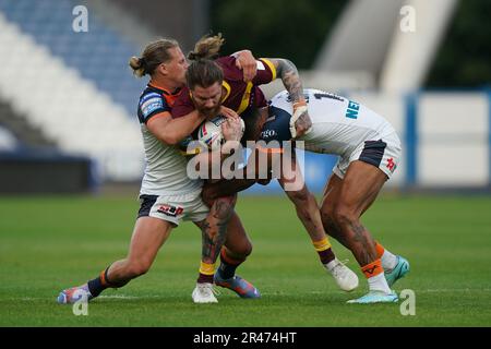 Huddersfield Giants' Chris McQueen (Zentrum) wird während des Spiels der Betfred Super League im John Smith's Stadium, Huddersfield, von Castleford Tigers' Jacob Miller (links) und Castleford Tigers' Kenny Edwards (rechts) angegriffen. Foto: Freitag, 26. Mai 2023. Stockfoto