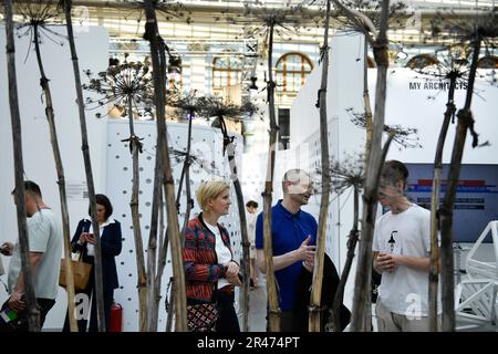 Moskau, Russland. 26. Mai 2023. Am 26. Mai 2023 besuchen Besucher die Ausstellung Arch Moskau 2023 für Architekten, Designer, Entwickler und Hersteller im Zentrum von Moskau, Russland. Kredit: Alexander Zemlianichenko Jr/Xinhua/Alamy Live News Stockfoto