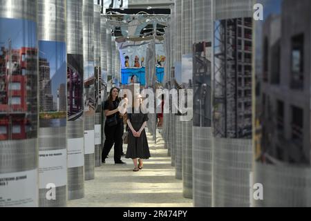 Moskau, Russland. 26. Mai 2023. Am 26. Mai 2023 besuchen Besucher die Ausstellung Arch Moskau 2023 für Architekten, Designer, Entwickler und Hersteller im Zentrum von Moskau, Russland. Kredit: Alexander Zemlianichenko Jr/Xinhua/Alamy Live News Stockfoto