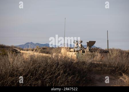 Eine selbstfahrende Haubitzer-Crew, die Bravo Battery, 4. Bataillon, 1. Artillerie-Regiment, zugewiesen wurde, bereitet sich auf den Abwurf hochexplosiver Schüsse von einem M109A6 Paladin während der Artillerie-Zertifizierung im Dona Anna Range Complex, Fort Bliss, Texas, am 13. Januar 2023 vor. Der 4-1 FA führte als Teil des Zertifizierungsprozesses für Schulungen den Brandschutz Table XV durch, um sich auf die bevorstehende Rotation des National Training Centers vorzubereiten. „Brände erweitern die Fähigkeit des Befehlshabers des Manövers, den Feind zu treffen, bevor seine Befehlshaber des Manövers mit dem Feind in Kontakt kommen“, sagte Major Billy Atwood, Bataillonsoperati Stockfoto