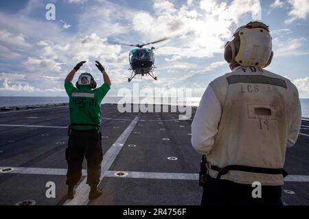 230313-N-HG846-1212 BAY OF BENGAL (13. März 2023) – Aviation Electronics Technician 3. Class Carson Fogg, links, aus Sacramento, Kalifornien, Und Mineman 2. Klasse Santiago Lopez, aus Bronx, New York, ruft eine indische Navy HAL Chetak Alouette III an, um auf dem Cockpit an Bord des Independence-Variant littoral Kampfschiffs USS Charleston (LCS 18) während der gemeinsamen Übungsübung La Pérouse 2023 im Golf von Bengal, März 13, zu landen. La Pérouse ist eine multilaterale Maßnahme, die darauf abzielt, die Zusammenarbeit im Bereich der Meeresüberwachung, des Flugverbots und des Flugbetriebs durch progressive Trai zu verbessern Stockfoto