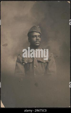 Nicht identifizierte Afrikanische amerikanische Soldaten in Uniform und Übersee Kappe Stockfoto