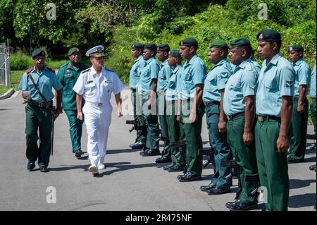 PORT MORESBY, Papua-Neuguinea (30. Januar 2023) ADM. John C. Aquilino, Commander of U.S. Oberstleutnant Bruno Malau führt im Rahmen einer Ehrenfeier in den Murray-Baracken eine Inspektion durch. Die USINDOPACOM hat sich verpflichtet, die Stabilität in der asiatisch-pazifischen Region durch die Förderung der Sicherheitszusammenarbeit, die Förderung einer friedlichen Entwicklung, die Reaktion auf Eventualitäten, die Abschreckung von Aggressionen und, falls erforderlich, Kämpfe um den Sieg. Stockfoto