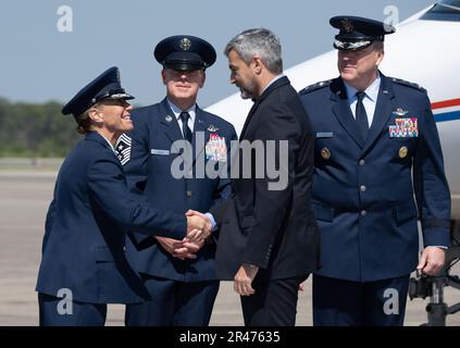 Präsident Mario Abdo Benítez von der Republik Paraguay begrüßt Generalleutnant Tony D. Bauernfeind, Befehlshaber des Sondereinsatzkommandos der Luftwaffe, und Oberst Allison Black, Befehlshaber des 1. Spezialeinsatzgebiets, bei Ankunft im Hurlburt Field, Florida, am 30. März 2023. Paraguay und die Vereinigten Staaten pflegen seit langem Beziehungen, da sie seit 1947 Verbündete im Rahmen des Vertrags von Rio waren, einem Abkommen, das von mehreren amerikanischen Ländern für die Solidarität im Verteidigungsbereich unterzeichnet wurde. Stockfoto