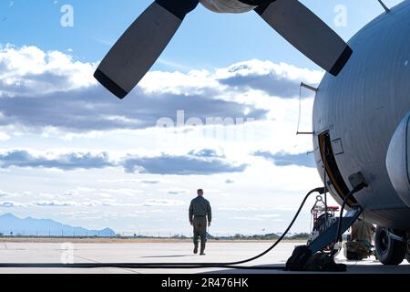 Flugbesatzung der 43. Electronic Combat Squadron führt am Luftwaffenstützpunkt Davis-Monthan, Arizona, am 18. Januar 2023 Inspektionen vor dem Flug durch. Der 43. ECS fliegt die EC-130H, um seine Mission zur elektronischen Flugführung als Teil der einzigen elektronischen Kampfgruppe in den USA durchzuführen Die Luftwaffe. Stockfoto