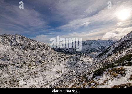 Eine Landschaft des Retezat-Gebirges von Peleaga an einem sonnigen Tag in Rumänien Stockfoto