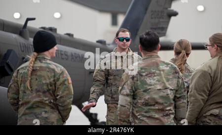 USA John Weber, Crewchef bei der Chaos Company, 3-501.-Kampfhubschrauber-Bataillon, erste Panzerdivision, Kampfluftfahrtbrigade, gibt eine UH-60m-Einsatzunterweisung für Black Hawk an die USA Flieger vom 52. Kampfflügel am Luftwaffenstützpunkt Spangdahlem, Deutschland, 20. März 2023. Als taktischer Transporthubschrauber bietet das vielseitige Flugzeug Luftangriffe, allgemeine Unterstützung, luftfahrtmedizinische Evakuierung, Kommando und Kontrolle sowie spezielle Einsatzunterstützung für Kampf-, Stabilitäts- und Unterstützungsoperationen. Stockfoto