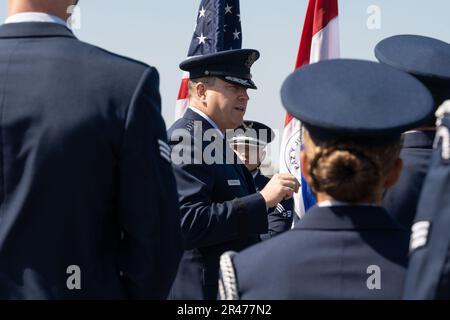 Generalleutnant Tony D. Bauernfeind, Befehlshaber des Sondereinsatzkommandos der Luftwaffe, spricht vor der Ankunft von Präsident Mario Abdo Benítez von der Republik Paraguay am 30. März 2023 in Hurlburt Field, Florida, vor Mitgliedern der Ehrengarde für Sondereinsätze 1. Paraguay und die Vereinigten Staaten pflegen seit langem Beziehungen, da sie seit 1947 Verbündete im Rahmen des Vertrags von Rio waren, einem Abkommen, das von mehreren amerikanischen Ländern für die Solidarität im Verteidigungsbereich unterzeichnet wurde. Stockfoto