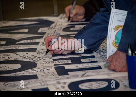 US-Militärveteranen unterschreiben ein Banner, das am 31. März 2023 auf der Travis AFB, Kalifornien, im Travis Air Force Base Aviation Museum ausgestellt wurde. Die Veranstaltung war Teil des 50. Jahrestags der Operation Homecoming zur Ehrung und Feier amerikanischer Kriegsgefangener, die 1973 aus Vietnam zurückkehrten. Stockfoto