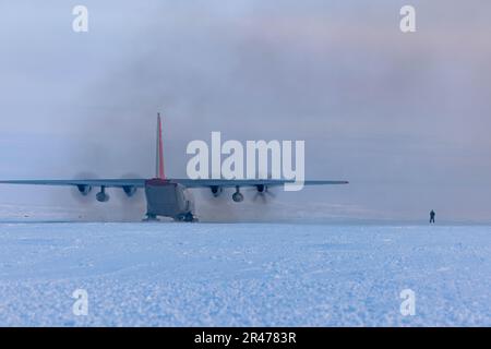 Ein LC-130 Hercules aus dem 109. Airlift Wing Taxis auf einem skiway in Templeton Bay, Nunavut, Kanada 14. März 2023. Das 109. Team von Polar Skiway Construction baute eine Skipiste in der gefrorenen Bucht, um die Übung von Guerrier Nordique 2023 zu unterstützen. Stockfoto