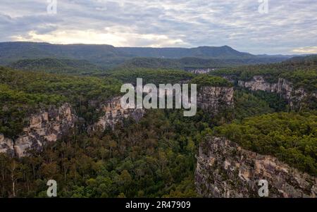 Carnarvon-Nationalpark in der südlichen Brigalow-Belt-bioregion in der Maranoa-Region in Zentral-Queensland, Australien, zwei Sedimentbecken, Stockfoto