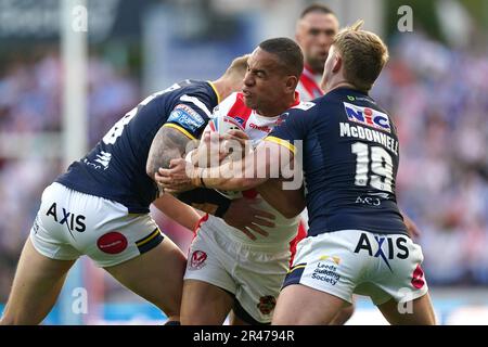 St Helens' will Hopoate (Zentrum) wird während des Spiels Betfred Super League im Headingley Stadium, Leeds, von Leeds Rhinos' Mikolaj Oledzki (links) und von Leeds Rhinos' James McDonnell angegriffen. Foto: Freitag, 26. Mai 2023. Stockfoto