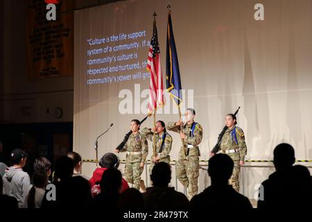 Die Bethel Regional High School Junior ROTC Ehrengarde präsentiert die Farben beim Cama-i Dance Festival, das an der Bethel Regional High School in Bethel, Alaska, am 25. März 2023 stattfindet. Stockfoto