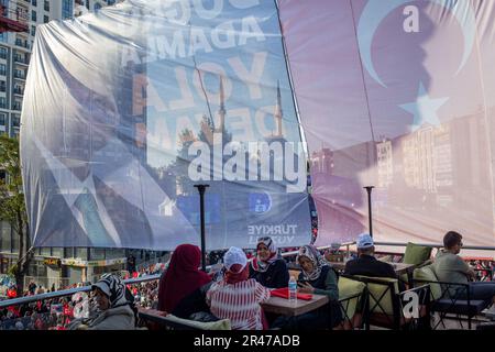 26. Mai 2023: Anhänger singen Slogans und winken Flaggen, während sie dem türkischen Präsidenten Recep Tayyip Erdogan bei einer Wahlkampfveranstaltung am 26. Mai 2023 in Istanbul zuhören. Präsident Erdogan wurde zu einer abgeschlossenen Wahl gezwungen, als weder er noch sein Hauptherausforderer, Kemal Kilicdaroglu von der Republikanischen Volkspartei, CHP, mehr als 50 Prozent der Stimmen bei den Wahlen im Mai 14 erhielten. Die Schlussabstimmung findet am Sonntag, dem 28. Mai, statt. (Kreditbild: © Tolga Ildun/ZUMA Press Wire) NUR REDAKTIONELLE VERWENDUNG! Nicht für den kommerziellen GEBRAUCH! Kredit: ZUMA Press, Inc./Alamy Live News Stockfoto