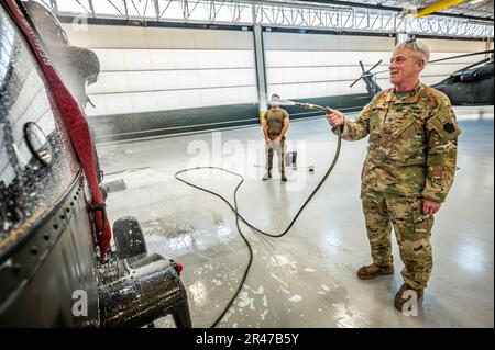 USA Army Staff Sergeant Daniel Montgomery, UH-60 Helikopter-Reparateur mit dem 1. Assault Helicopter Bataillon, 150. Aviation Regiment, wäscht einen UH-60m Black Hawk auf der Joint Base McGuire-Dix-Lakehurst, New Jersey, 10. April 2023. Die Black Hawks werden regelmäßig gewaschen, um Korrosion und Schäden zu verhindern und die Einsatzbereitschaft aufrechtzuerhalten. Stockfoto