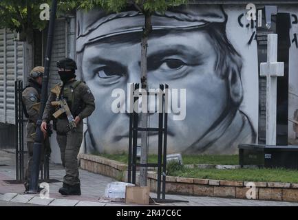 Zvecan, Kosovo. 26. Mai 2023. Offiziere der Sondereinheit der kosovarischen Polizei auf Patrouille in Zvecan, Kosovo, am 26. Mai 2023. Zusammenstöße zwischen ethnischen Serben und der kosovarischen Polizei begannen, nachdem sich die Serben vor dem Gemeindegebäude versammelten und versuchten, den Eingang zu kürzlich gewählten Beamten zu blockieren. Foto: Stringer/PIXSELL Credit: Pixsell/Alamy Live News Stockfoto