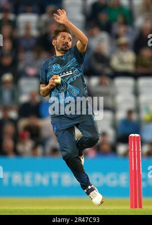 Derbyshires Zaman Khan bowlt während des Vitality Blast T20-Spiels auf der Trent Bridge, Nottingham. Foto: Freitag, 26. Mai 2022. Stockfoto