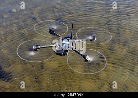 Ein Skydio X2 UAS (Short-Range Unmanned Aircraft System) schwebt über flachen Gewässern im Luther Burbank Park auf Mercer Island, WA, Dienstag, 31. Januar. Das UAS wurde geflogen, um die Pilotenkapazitäten des Betreibers zu entwickeln, da ein neu geschaffenes Programm für unbemannte Flugzeugsysteme in verschiedene Einsätze der Küstenwache integriert wird. Stockfoto