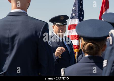 Generalleutnant Tony D. Bauernfeind, Befehlshaber des Sondereinsatzkommandos der Luftwaffe, spricht vor der Ankunft von Präsident Mario Abdo Benítez von der Republik Paraguay am 30. März 2023 in Hurlburt Field, Florida, vor Mitgliedern der Ehrengarde für Sondereinsätze 1. Paraguay und die Vereinigten Staaten pflegen seit langem Beziehungen, da sie seit 1947 Verbündete im Rahmen des Vertrags von Rio waren, einem Abkommen, das von mehreren amerikanischen Ländern für die Solidarität im Verteidigungsbereich unterzeichnet wurde. Stockfoto