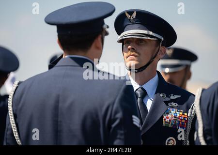 Die 1. Special Operations Wing Honor Guard bereitet sich auf die Ankunft von Präsident Mario Abdo Benítez aus der Republik Paraguay in Hurlburt Field, Florida, am 30. März 2023 vor. Paraguay und die Vereinigten Staaten sind seit 1947 Verbündete im Rahmen des Vertrags von Rio, einem Abkommen, das von mehreren Ländern Amerikas für die Solidarität im Verteidigungsbereich unterzeichnet wurde. Stockfoto