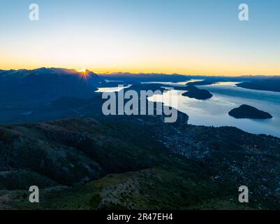Ein malerischer Blick aus der Vogelperspektive auf den Nahuel Huapi See bei Sonnenuntergang. San Carlos de Bariloche, Argentinien. Stockfoto