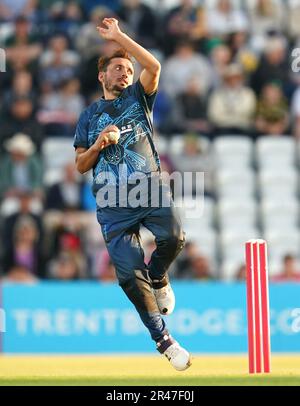 Derbyshires Zaman Khan bowlt während des Vitality Blast T20-Spiels auf der Trent Bridge, Nottingham. Foto: Freitag, 26. Mai 2022. Stockfoto