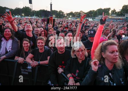 Leipzig, Deutschland. 26. Mai 2023. Fans von Depeche Mode singen beim ersten Konzert der „Memento Mori Tour 2023“ auf der Festwiese. Es ist die erste Tour ohne Keyboardist Fletcher, der genau vor einem Jahr im Alter von nur 60 Jahren starb. In Deutschland sind insgesamt acht Konzerte geplant. Kredit: Jan Woitas/dpa/Alamy Live News Stockfoto