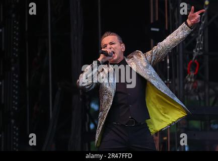 Leipzig, Deutschland. 26. Mai 2023. Dave Gahan von Depeche Mode singt beim ersten Konzert der „Memento Mori Tour 2023“ auf der Bühne der Festwiese. Es ist die erste Tour ohne Keyboardist Fletcher, der genau vor einem Jahr im Alter von nur 60 Jahren starb. In Deutschland sind insgesamt acht Konzerte geplant. Kredit: Jan Woitas/dpa/Alamy Live News Stockfoto