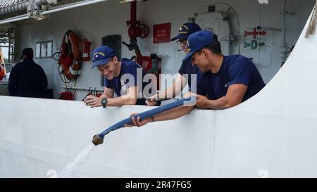 Besatzungsmitglieder, die der USCGC Reliable (WMEC 626) zugewiesen wurden, helfen dem Cutter bei der Rückkehr zum Heimathafen in Virginia Beach, Virginia, am 23. Februar 2023, nach einer 50-tägigen Sicherheits- und Sicherheitspatrouille auf See. Die Crew von Reliables patrouillierte die Florida Straits und den Windward Pass zur Unterstützung der Homeland Security Task Force - Southeast und Operation Vigilant Wentry im Verantwortungsbereich der Küstenwache des 7. Distrikts. Stockfoto