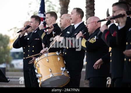 230328-N-PG545-1099, Goodyear, Arizona (28. März 2023) Mitglieder der USA Navy Band Sea Chanters treten während eines Konzerts im Goodyear Civic Center auf. Die Sea Chanters führten 19 Konzerte über 22 Tage auf, wobei sie während ihrer nationalen Tour im Jahr 2023 2800 km in Washington, Oregon, Kalifornien und Arizona zurücklegten. Auf den Nationaltouren kann sich die Band mit Gemeinden in Gebieten des Landes verbinden, in denen es keine Gelegenheit gibt, regelmäßig die wichtigsten Musical-Ensembles der Navy zu sehen, und diejenigen ehren, die dem Militär gedient haben und weiterhin dienen. Stockfoto