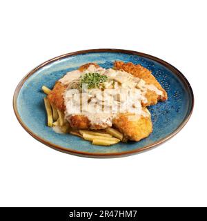 Teller mit traditionellem Schnitzel mit Pilzsauce und Kartoffel auf einem Teller, isoliert auf Weiß. Foto für das Menü Stockfoto