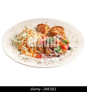 Gebratene Kartoffelsplitter, Hühnerschenkel und frischer Krautsalat, serviert auf einem Teller, isoliert auf Weiß. Foto für das Menü Stockfoto