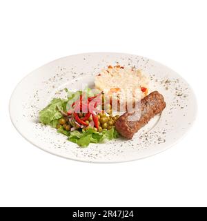 Europäische Würste Cevapcici aus Hackfleisch und Gewürzen auf einem Teller, isoliert auf weiß. Foto für das Menü Stockfoto