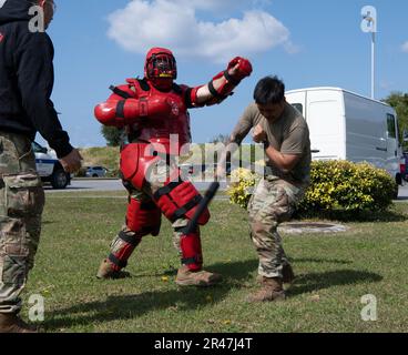 Airman 1. Class Keanu Camacho, 18. Security Forces Squadron Defender, kämpft während des Oleoresin Capiscum Kurses am Kadena Air Base, Japan, 6. März 2023 gegen den „Roten Mann“. Alle Sicherheitskräfte Airmen nehmen einmal in ihrer Karriere an einer direkten OC-Sprayschulung Teil. Stockfoto