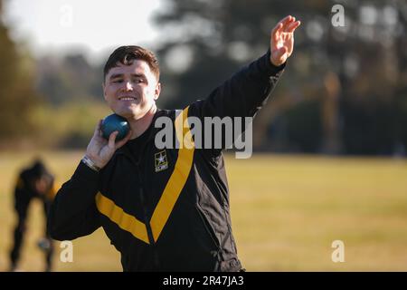 USA Matthews, Colin hat während der USA einen Schuss abgegeben Army Adaptive Sports Camp in Fort Bragg, North Carolina, März 30. Mehr als 70 verwundete, kranke und verletzte Soldaten trainieren in einer Reihe von Sportveranstaltungen wie Bogenschießen, Radfahren, Schießen, Sitzen Volleyball, Schwimmen, Krafttraining, Leichtathletik, Feld, Rudern und Rollstuhl-Basketball. Das Adaptive Sports Camp feiert die Fähigkeit verwundeter, kranker und verletzter Soldaten, sich zu erholen und zu überwinden. Die Army führt Qualifikationsprozesse für Active Duty, verwundete, kranke oder verletzte Soldaten durch, um Sportler im DoD Warrio zu beurteilen und auszuwählen Stockfoto