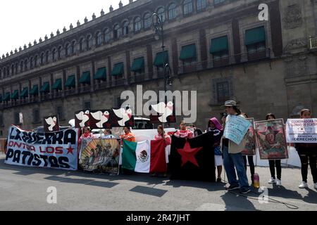 Mexiko-Stadt, Mexiko. 26. Mai 2023. 26. Mai 2023, Mexiko-Stadt, Mexiko: Mitglieder der Zapatista-Bewegung in Mexiko-Stadt fordern, dass die Regierung Mexikos die Schikanierung indigener Gemeinschaften in Chiapas unterbindet, und zwar vor dem Nationalpalast im Zocalo in Mexiko-Stadt. Am 26. Mai 2023 in Mexico City, Mexiko (Foto: Luis Barron/Eyepix Group). Kredit: Eyepix Group/Alamy Live News Stockfoto