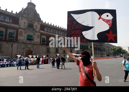 Mexiko-Stadt, Mexiko. 26. Mai 2023. 26. Mai 2023, Mexiko-Stadt, Mexiko: Mitglieder der Zapatista-Bewegung in Mexiko-Stadt fordern, dass die Regierung Mexikos die Schikanierung indigener Gemeinschaften in Chiapas unterbindet, und zwar vor dem Nationalpalast im Zocalo in Mexiko-Stadt. Am 26. Mai 2023 in Mexico City, Mexiko (Foto: Luis Barron/Eyepix Group). Kredit: Eyepix Group/Alamy Live News Stockfoto