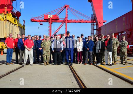 FEMA Stellvertretender Administrator Erik Hooks und 596. Trans BDE kommandierender Offizier Col Chad J. Blacketer posieren bei FEMA-Delegation und MOTSU-Mitarbeitern während FEMA-Besuch und -Tour. Stockfoto