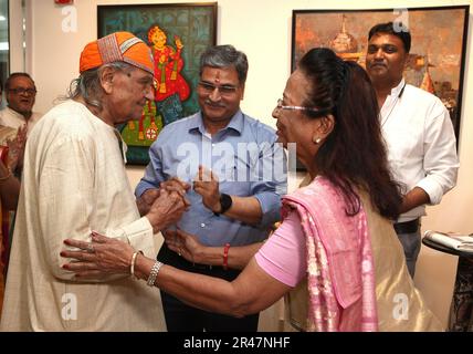 Indien. 26. Mai 2023. Direktor für Kunst und Kultur der Mewar Art Gallery Dr. Chitralekha Singh (R) und Kanzler der Mewar University Dr. Ashok Kumar Gadiya (C) begrüßt den berühmten Bildhauer Padma Bhushan RAM Sutar (L), der die Einheitsstatue, die höchste Statue der Welt während der Eröffnung einer Gruppenmalerei, erschaffen hat. (Foto: Ranjan Basu/Pacific Press) Kredit: Pacific Press Media Production Corp./Alamy Live News Stockfoto