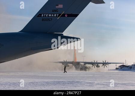 Ein Flugzeug des Typs LC-130 Hercules aus dem 109. Airlift Wing bereitet sich am 18. März 2023 in Resolute Bay, Nunavut, Kanada, auf den Start vor. Der 109. stellte während der gemeinsamen Übung Guerrier Nordique 2023 taktische Lufttransportkapazitäten bereit. Stockfoto