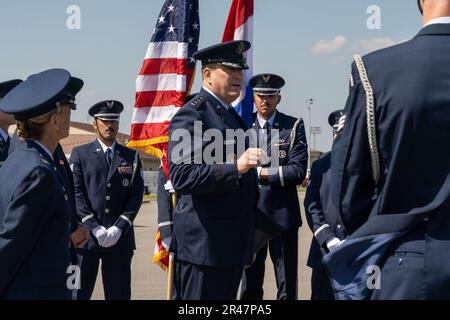 Generalleutnant Tony D. Bauernfeind, Befehlshaber des Sondereinsatzkommandos der Luftwaffe, spricht vor der Ankunft von Präsident Mario Abdo Benítez von der Republik Paraguay am 30. März 2023 in Hurlburt Field, Florida, vor Mitgliedern der Ehrengarde für Sondereinsätze 1. Paraguay und die Vereinigten Staaten pflegen seit langem Beziehungen, da sie seit 1947 Verbündete im Rahmen des Vertrags von Rio waren, einem Abkommen, das von mehreren amerikanischen Ländern für die Solidarität im Verteidigungsbereich unterzeichnet wurde. Stockfoto