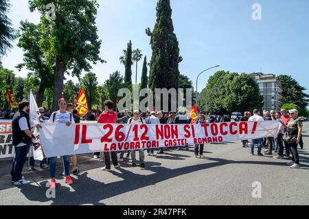 Rom, Italien, Italien. 26. Mai 2023. Generalstreik und Demonstration in 24 italienischen Städten der USB-Basisunion (Grundgewerkschaft) mit dem Passwort ''Waffen senken, Löhne erhöhen''. Die Veranstaltung endete unter dem Hauptquartier von Confindustria, um das Massaker an den Todesfällen bei der Arbeit anzuprangern und die Einführung des Mordes am Arbeitsplatz zu fordern. (Kreditbild: © Patrizia Cortellessa/Pacific Press via ZUMA Press Wire) NUR REDAKTIONELLE VERWENDUNG! Nicht für den kommerziellen GEBRAUCH! Stockfoto