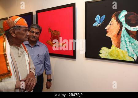 Indien. 26. Mai 2023. Skulptorin Padma Bhushan RAM Sutar, der die Statue of Unity (höchste Statue der Welt) erschaffen hat und das Gemälde während einer von der Mewar Art Gallery organisierten Gruppenausstellung anschaute. Kanzler der Mewar-Universität Dr. Ashok Kumar Gadiya ist ebenfalls auf dem Bild zu sehen. (Kreditbild: © Ranjan Basu/Pacific Press via ZUMA Press Wire) NUR REDAKTIONELLE VERWENDUNG! Nicht für den kommerziellen GEBRAUCH! Kredit: ZUMA Press, Inc./Alamy Live News Stockfoto