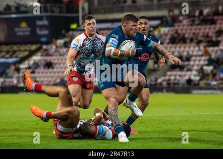 Josh McGuire #13 von Warrington Wolves bricht den Angriff von Ricky Leutele #4 von Leigh Leopards während des Spiels der Betfred Super League Round 13 Leigh Leopards vs Warrington Wolves in Leigh Sports Village, Leigh, Großbritannien, 26. Mai 2023 (Foto von Craig Thomas/News Images) Stockfoto