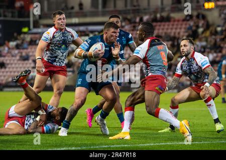 Josh McGuire #13 von Warrington Wolves macht eine Pause beim Spiel der Betfred Super League Runde 13 Leigh Leopards gegen Warrington Wolves im Leigh Sports Village, Leigh, Großbritannien, 26. Mai 2023 (Foto von Craig Thomas/News Images) Stockfoto